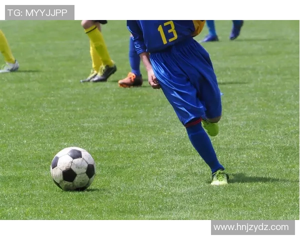 足球明星精彩瞬间踢角球的动感图片展示与分析